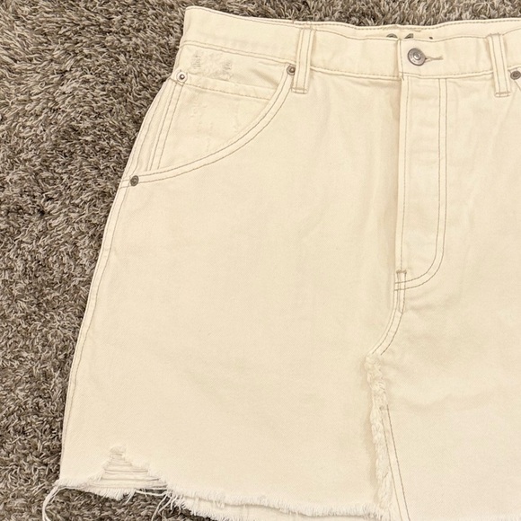 Free Free People Bailey Denim Mini Skirt Frayed Hem Cream White s 31 - Picture 3 of 5